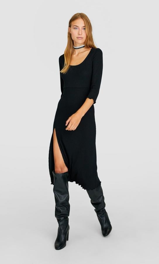 Un vestido básico es la mejor inversión para este día de rebajas. Este tiene una abertura en un lateral, es de canalé negro, de Stradivarius. Costaba 19,99 euros y tiene el 20% de descuento.