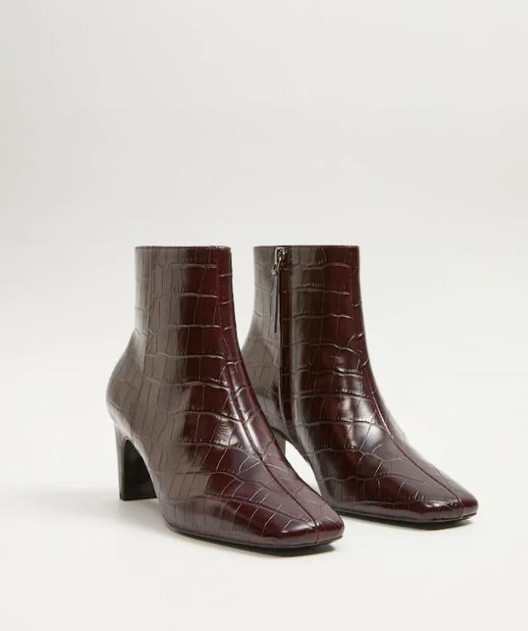 Botines de efecto piel en color vino de Mango, (29,99 euros).