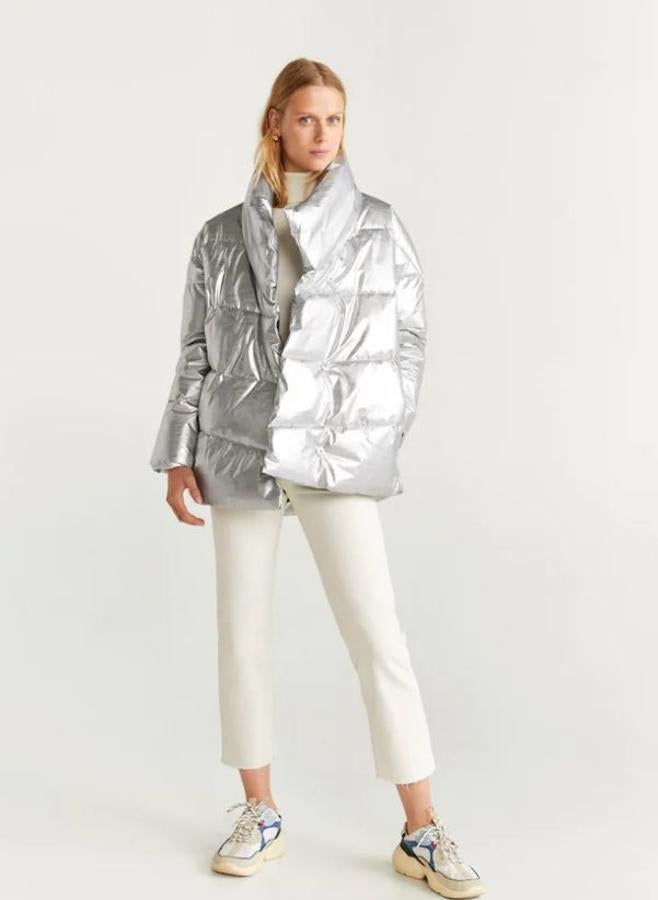 Plumas plateado oversized de Mango, (69,99 euros).