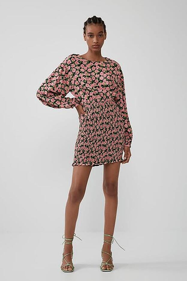 Espectacular vestido de flores de Zara con la falda en tejido elástico.
