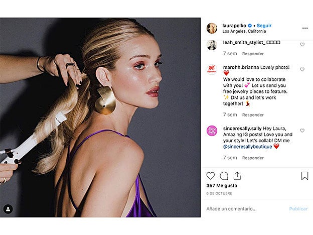 Las ondas peinadas con plancha son igual de sofisticadas tanto si se lucen con el pelo suelto, como recogido en coleta.