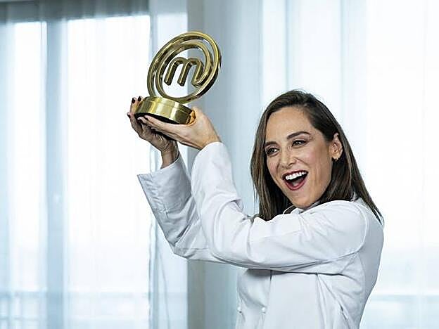 Tamara Falcó posa con su trofeo de 'MasterChef Celebrity'. El premio lo ha donado a Mensajeros de la Paz.