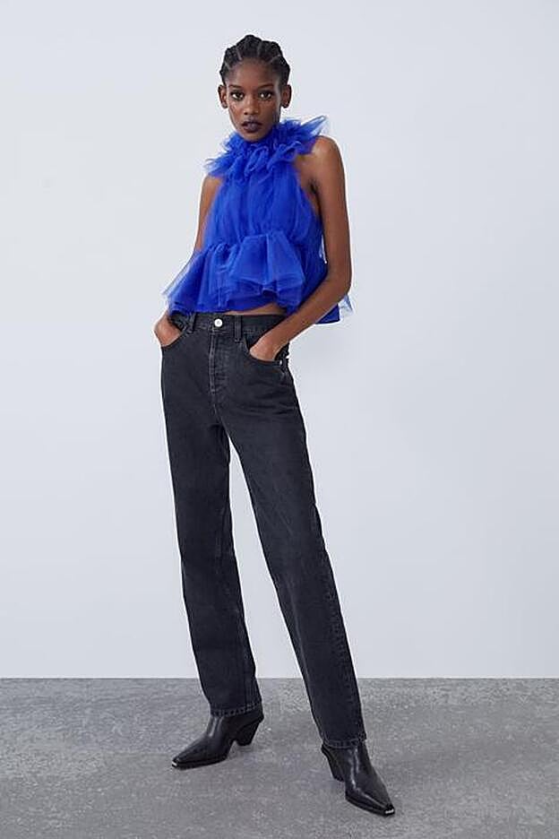 El cuerpo de tul azul que lleva Rocío Osorno lo puedes encontrar en Zara.