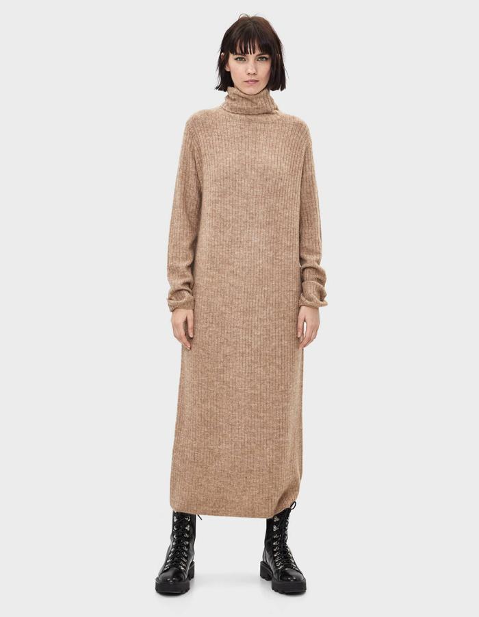 En versión oversize y color camel, en Bershka tienen este vestido largo con cuello alto del que solo quedan existencias en la talla L. Cuesta 29,99 euros y también está disponible en negro, pero solo en la talla S.