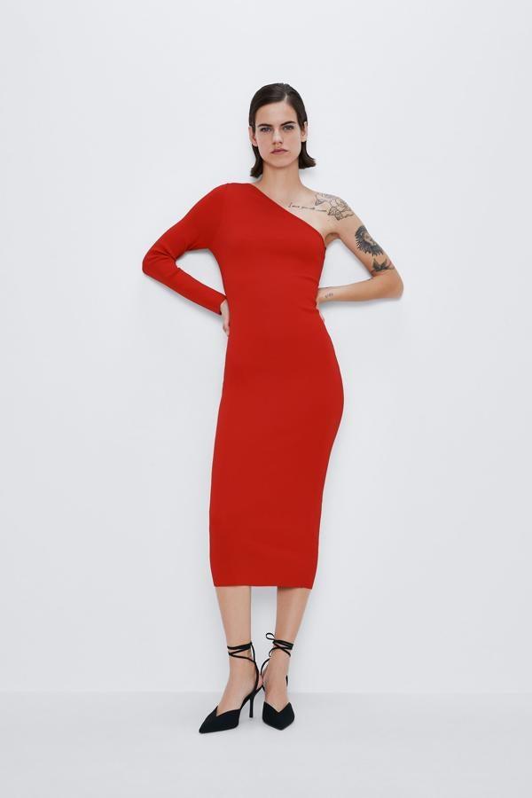 Asimétrico y rojo, este vestido ajustado es un candidato perfecto para tus looks de fiesta. Es de Zara y cuesta 29,95 euros.