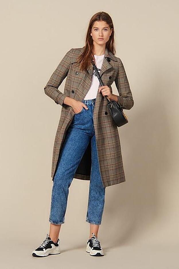 Este es el abrigo con corte de trench que ha llevado Lara Álvarez durante su escapada con Andrés Velencoso. Es de la firma francesa Sandro.