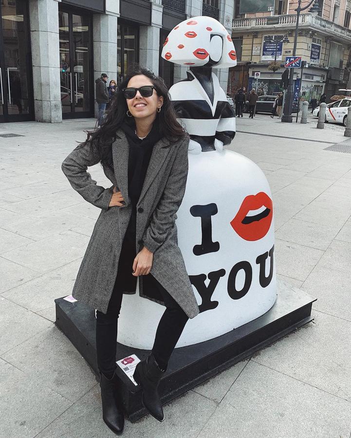 Andrea Rueda buscó una versión más elegante combinando una sudadera negra con un abrigo gris y botines cowboy.