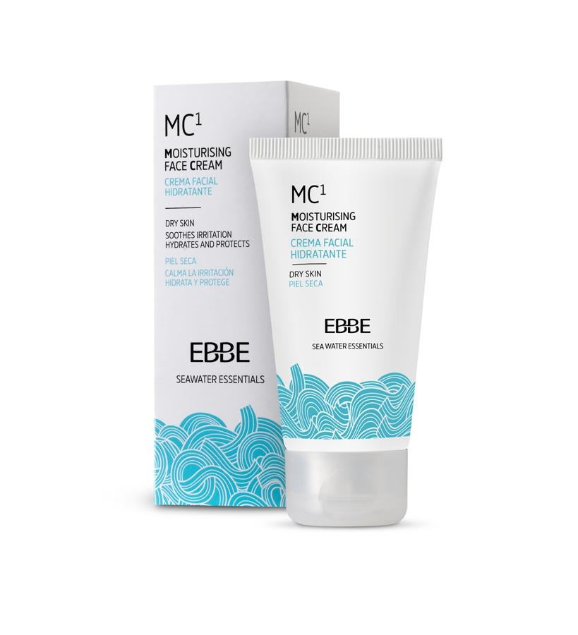 Su fórmula con agua de mar purificada con más de 75 minerales y oligoelementos refuerza el efecto barrera y acelera el proceso natural de reparación de la piel extremadamente seca, al tiempo que calma la irritación.  Crema Facial Hidrante de EBBE  (14,50 €).