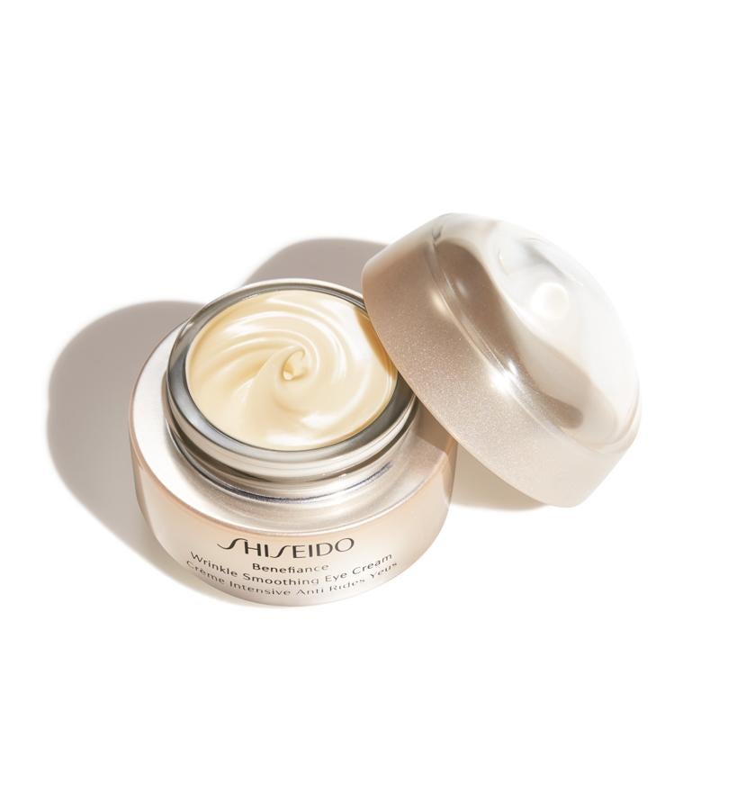 El contorno de ojos es una de las zonas que más sufre las inclemencias del frío, así que en invierno hazte con una crema con activos potentes. Esta crema en gel incorpora ácido hialurónico y aporta la máxima hidratación.  Benefiance Wrinkle Smoothing Eye Cream de Shiseido  (81 €).