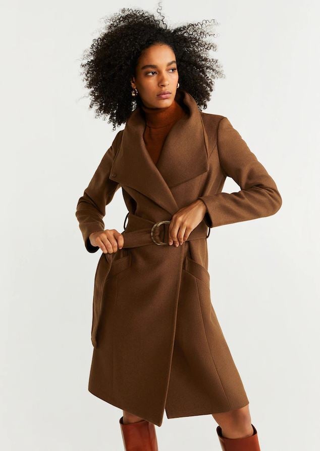 Abrigo de paño marrón con maxi solapas y cinturón de Mango, rebajado con un -30% de descuento durante el Black Friday (precio original, 119 euros).