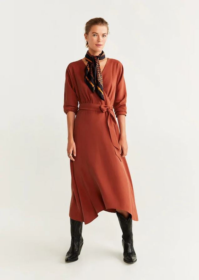 'Wrap dress' midi en color teja de Mango, rebajado con el -30% de descuento durante el Cyber Monday (precio original, 49.99 euros).
