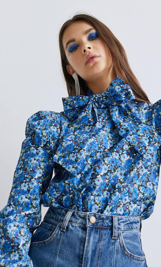 Blusa con lazada al cuello de flores (25,99 euros).