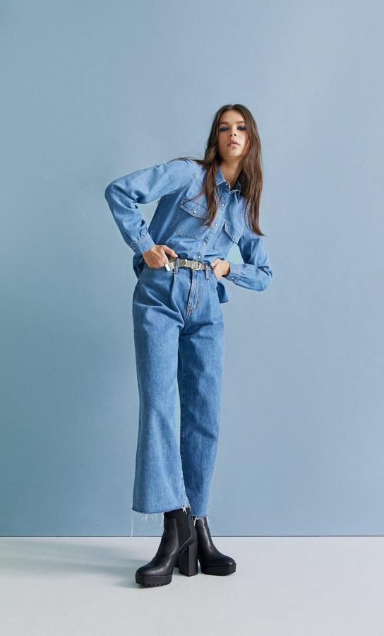 Camisa vaquera (19,99 euros) y jeans wide leg (25,99 euros).
