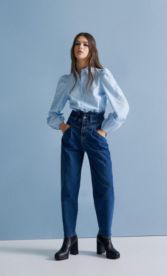 Jeans paper bag (25,99 euros ) y camisa hombros fruncidos (19,99 euros).