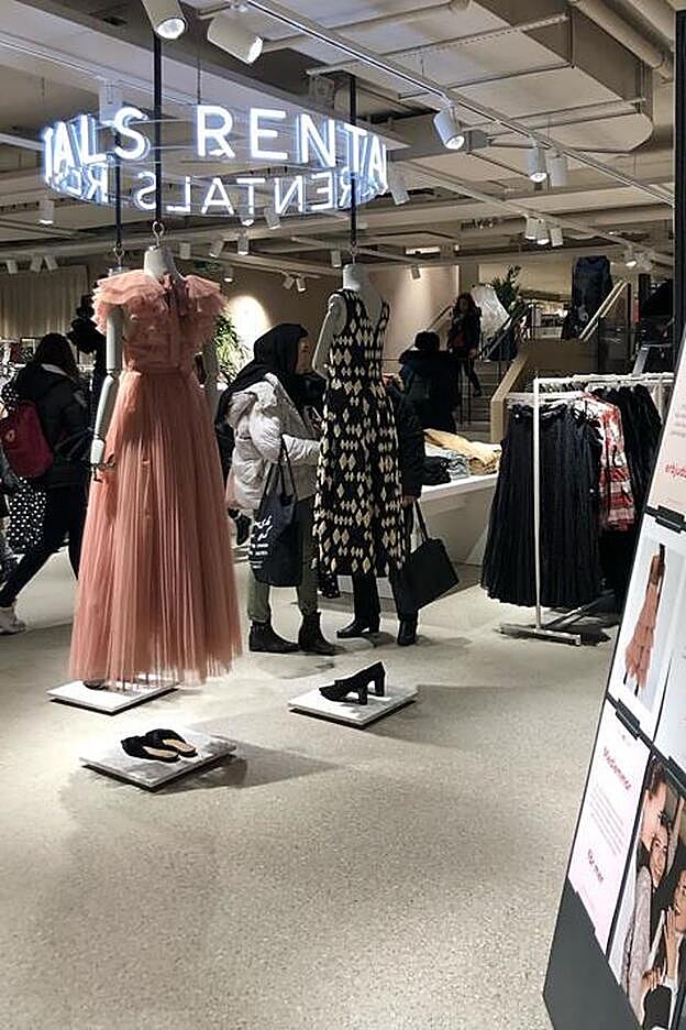 Imagen de la tienda en Estocolmo con algunas de las prendas en alquiler.