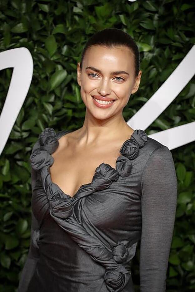 Irina Shayk ha lucido un maquillaje natural con un recogido con efecto wet.