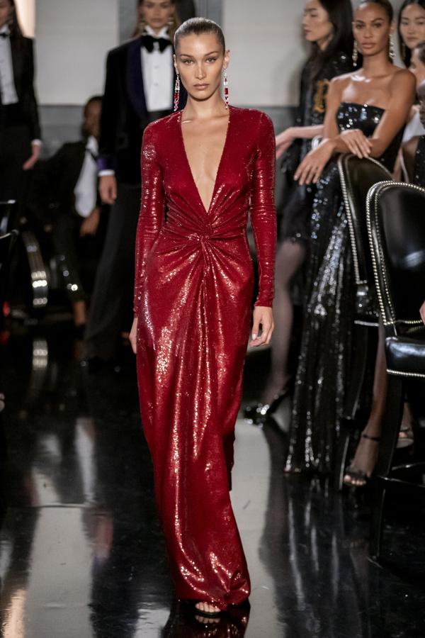 Este vestidazo de fiesta de Ralph Lauren con el que desfiló en la Semana de la Moda de Nueva York la mismísima Bella Hadid.