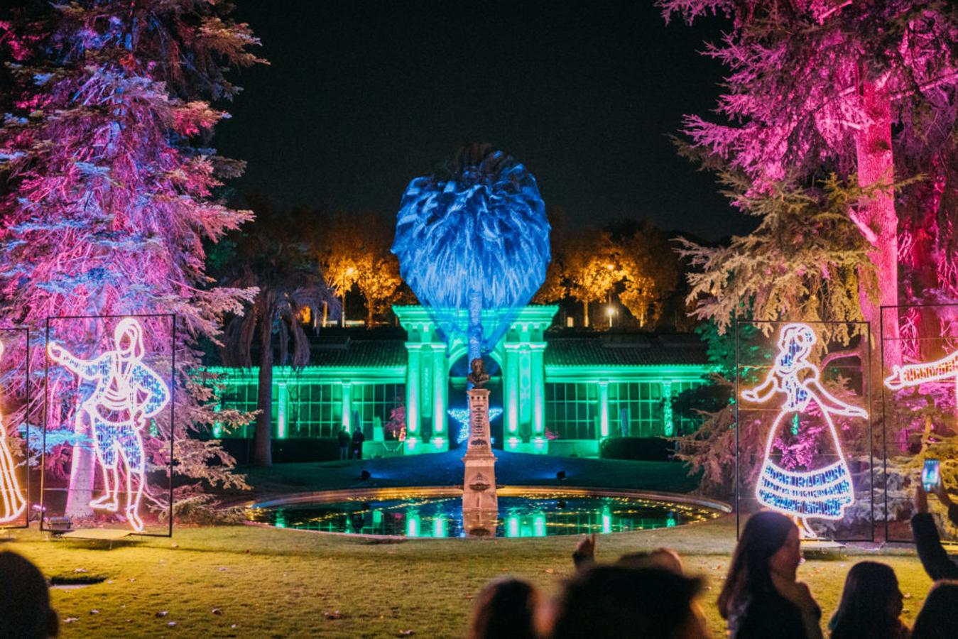 Además de la decoración navideña que llena toda la ciudad, este año y por primera vez,  el Real Jardín Botánico de Madrid se viste de Fiesta  con un auténtico espectáculo de luces que lo hace más mágico todavía. A lo largo de más de kilómetro y medio de recorrido, su vegetación y sus construcciones clásicas sumergen al visitante en un universo de color y fantasía que parece sacado de un cuento de hadas. De 18 a 23 horas hay pases cada hora, aunque la taquilla cierra a las 22h. El precio de la entrada para adultos es de 12 euros, y los niños (de 4 a 14 años) 9.90 euros.