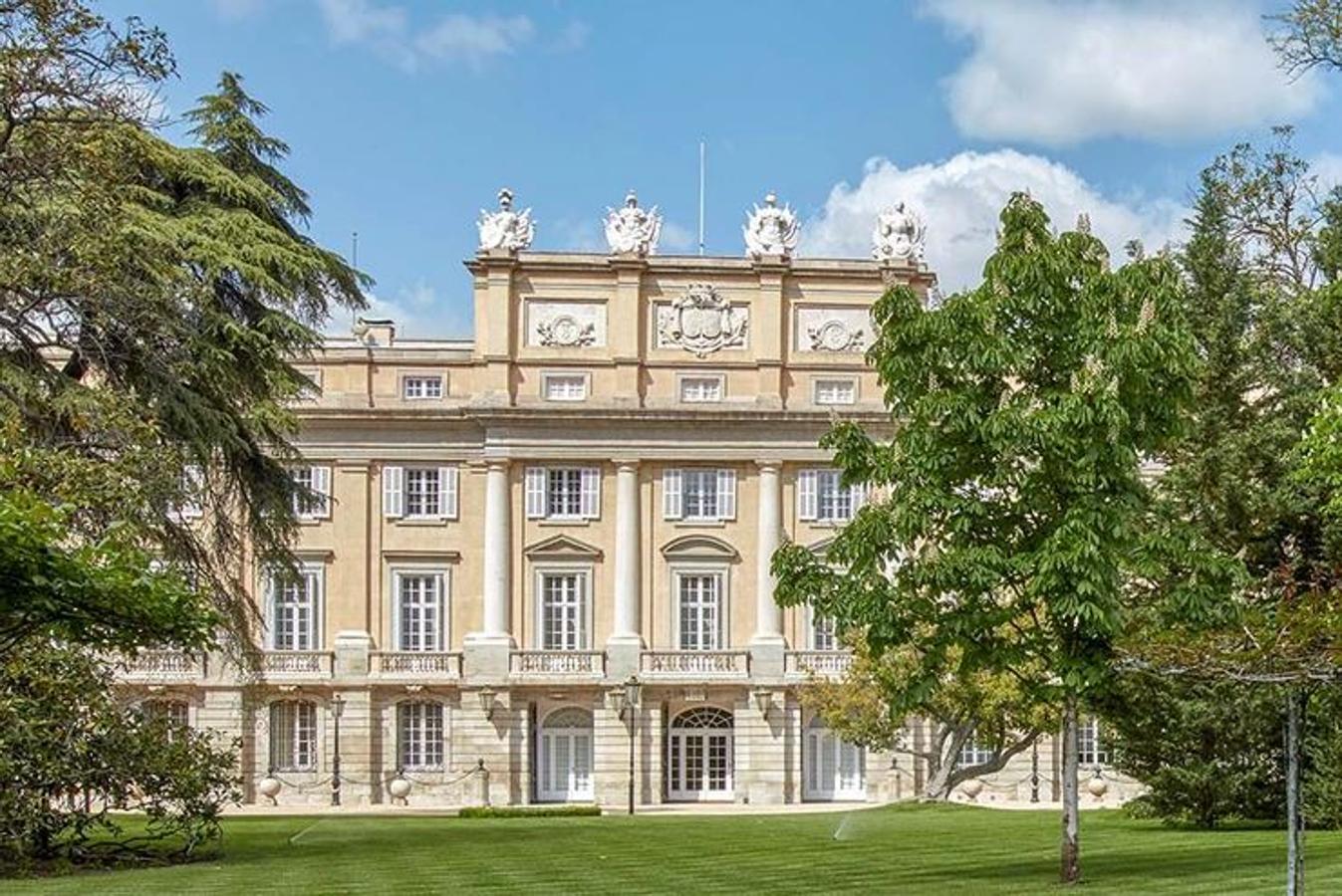 Situado en la calle Princesa, el Palacio de Liria, conocido como el hermano pequeño del Palacio Real, abre sus puertas a los turistas con visitas guiadas que recorren este histórico edificio del siglo XVIII, residencia de la Casa de Alba en Madrid, diseñado por Louis Guilbert y Ventura Rodríguez. ¿Sus grandes joyas? Su imponente colección de arte, en la que destacan el "Retrato del Gran duque de Alba", de Tiziano, y el de "La duquesa Cayetana con vestido blanco", de Goya; y su abrumadora biblioteca, con más de 18.000 ejemplares, en la que se exhiben joyas bibliográficas y documentales como la Biblia de la Casa de Alba, la única colección de cartas autógrafas de Cristóbal Colón en manos privadas, el último testamento de Fernando ‘El Católico’ o la primera edición de ‘El Quijote’ de Madrid de 1605. La entrada (desde 12 euros) incluye la visita en grupo con audioguía de las catorce principales estancias del Palacio.