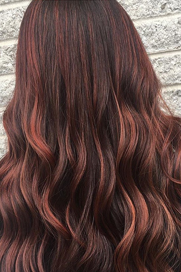 La tonalidad frambuesa roja con varios matices de intensidad, en una melena castaña oscura.