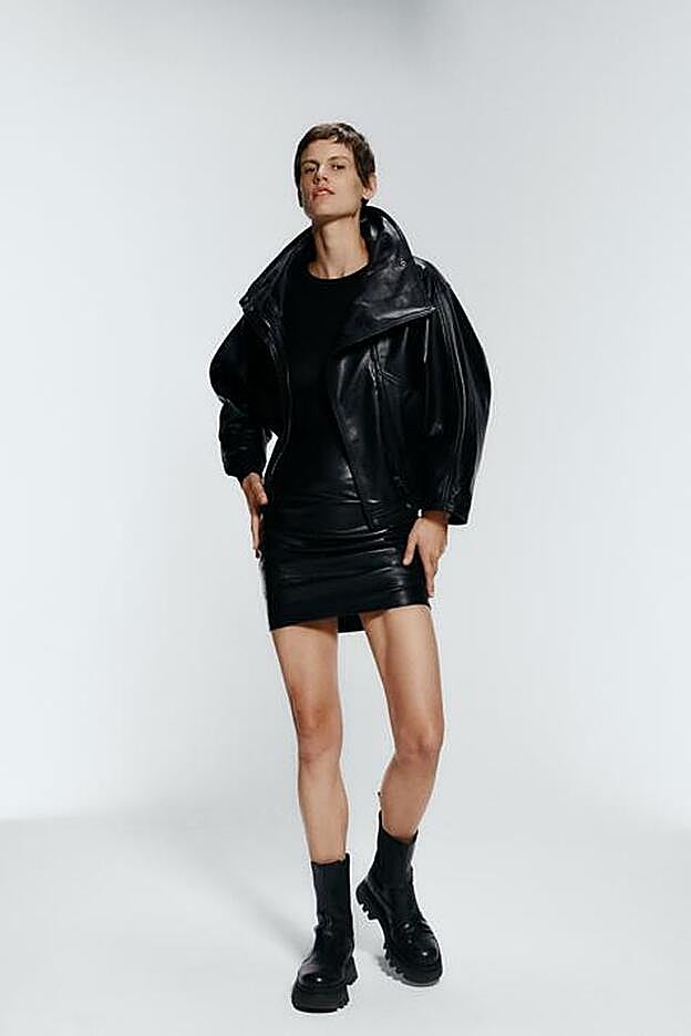 El cuello subido es un cuello amplio cuando está desabrochado.