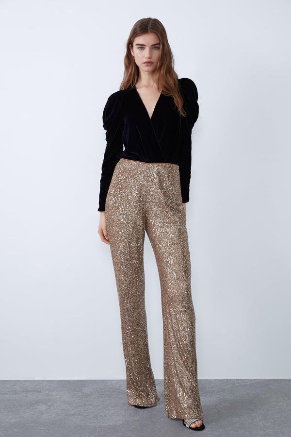 Con fondo en tonos marrones, este pantalón de tiro alto y cintura elástica con detalles de lentejuelas es de Zara y tiene un precio de 29,95 euros.