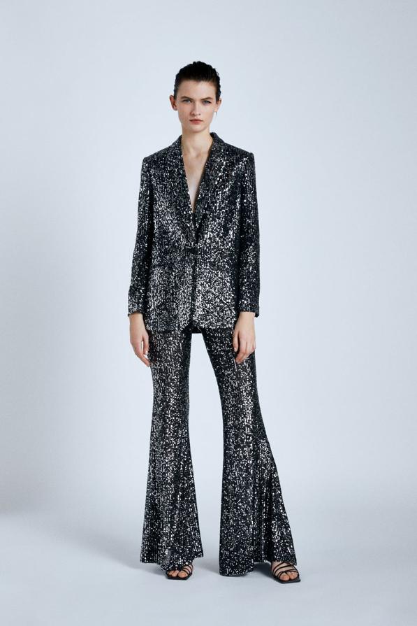 De tiro medio con bajo acabado en evasé y detalle de aplicación de lentejuelas, este pantalón cuesta 49,95 euros y es de Zara.