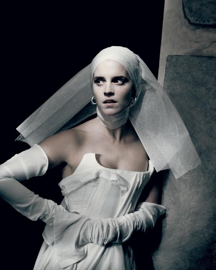 Emma Watson de blanco y con velo.