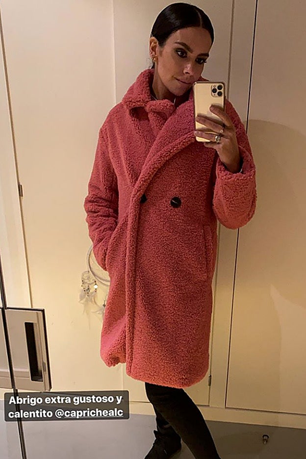 El abrigo de peluche de Capriche es otra elección rosa de Cristina Pedroche.