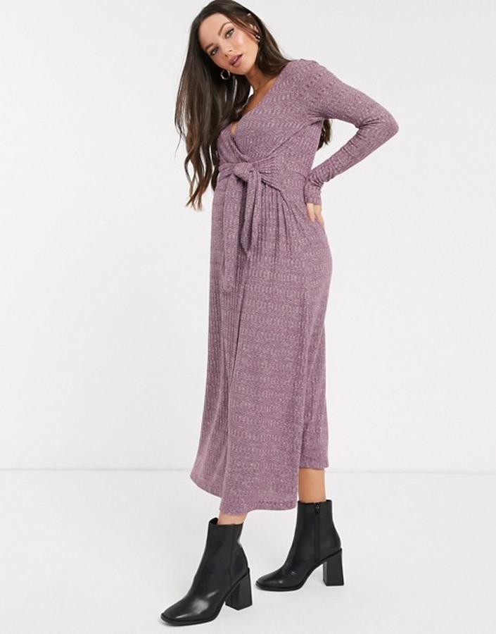 Este 'wrap dress' de Asos Maternity, además de cómodo para el embarazo, tiene un punto sexy que le va genial a Malú. Precio: 35.99 euros.
