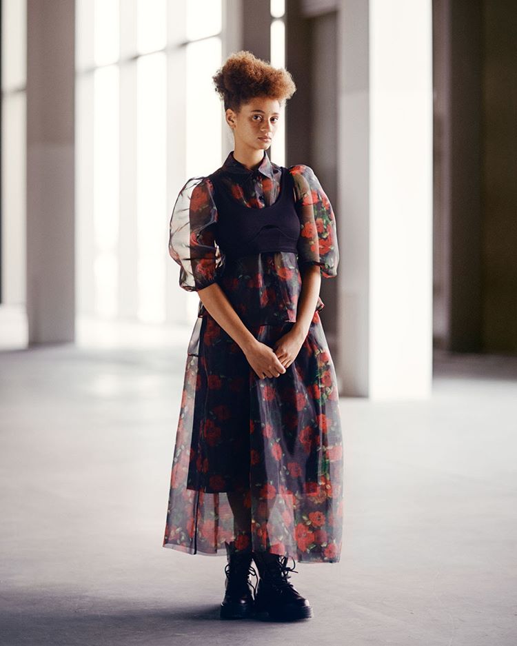 Y por último, una opción muy romántica de Primark para tus citas navideñas de día: esta combinación de blusa (17 euros) y falda midi (18 euros) en organza estampada con flores es ideal. Eso sí, si puedes ahorrarte el top superpuesto...