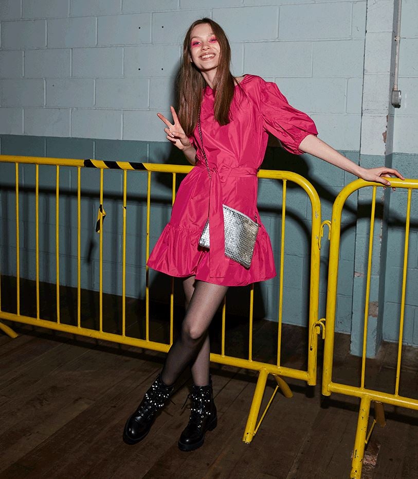 Tu familia también ocupa un lugar muy importante en las celebraciones navideñas, y este mini vestido rosa fucsia de Primark (22 euros) es perfecto para que en esas comidas y cenas tus tías terminen reconociendo que eres la más estilosa de la casa.