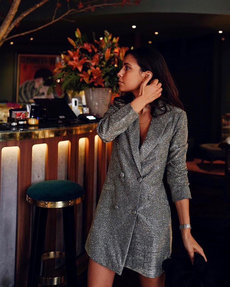 Elegante, favorecedor, de plena tendencia, con un toque muy sofisticado... Este vestido blazer de lentejuelas plateadas es una opción perfecta para ser la mejor vestida (por 35 euros) en la cena de Navidad de la empresa.