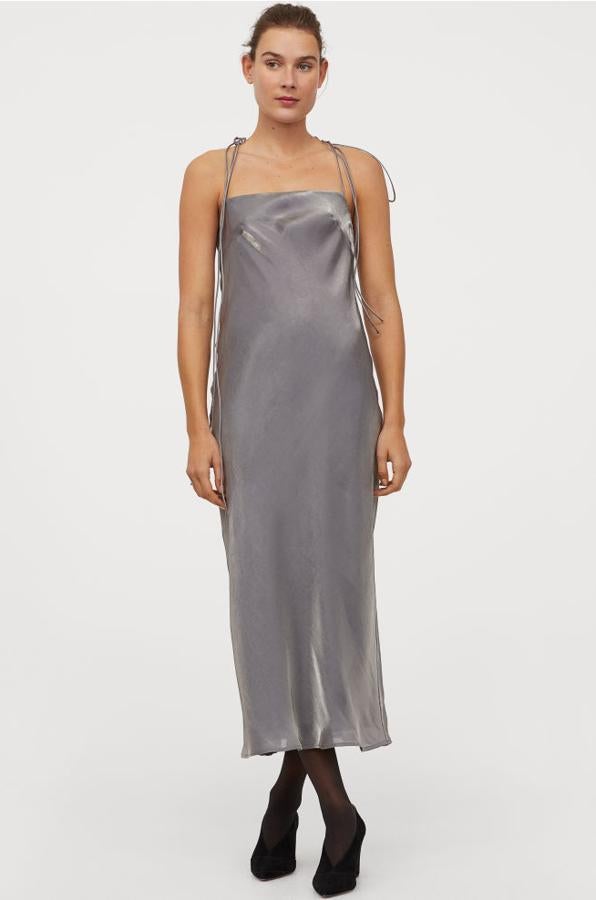Vestido lencero satinado en color plateado de H&M (49,99 euros).