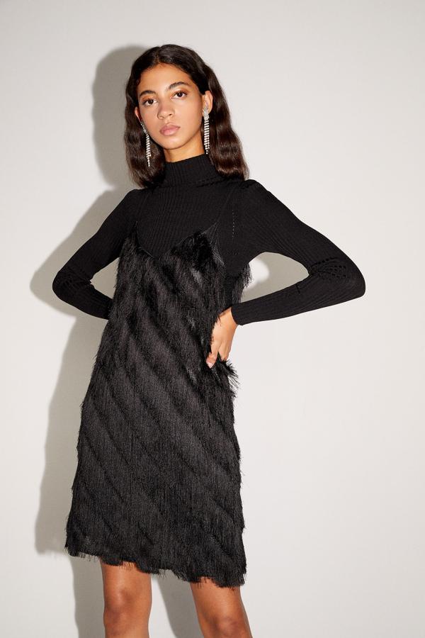 Vestido de tirantes y flecos en color negro de Sfera (29,99 euros).