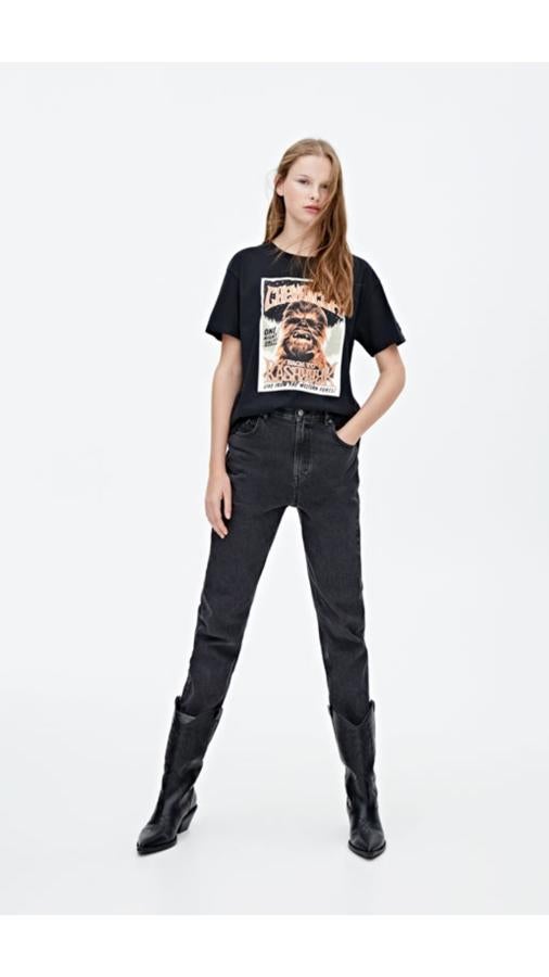 Entre nuestras favoritas está esta camiseta con Chewbacca como protagonista en un dibujo retro estilo cartel de cine. Puedes encontrarla en Pull&Bear por 12,99 euros y es ideal para cualquiera de tus jeans.