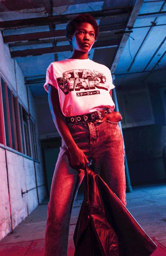 Entre los último productos que Primark ha incluido en su colección de Star Wars está esta camiseta con motivos japoneses que cuesta 10 euros