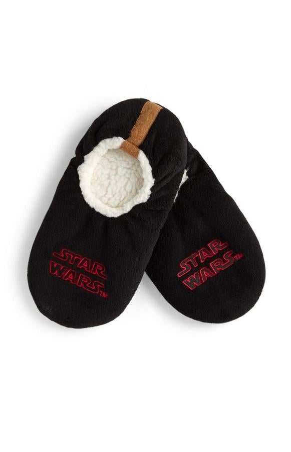 Para presumir de frikismo también en casa, estas pantuflas con borrego interior de Primark que cuestan 6 euros.