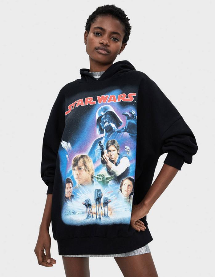 Bershka ha optado por los personajes clásicos de la saga para su colección de prendas, como esta sudadera negra que cuesta 25,99 euros.