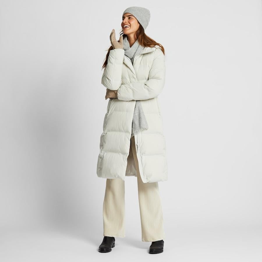 Por debajo de la rodilla, es uno de los plumas más cómodos y calentitos, perfecto para los días de montaña. Está disponible ne más colores, de Uniqlo, (159,90 euros).