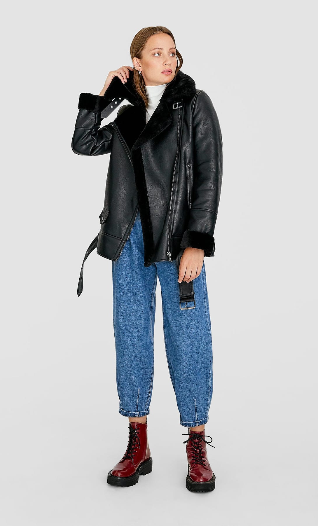 Cazadora biker doble faz, de Stradivarius. (59,99 euros).