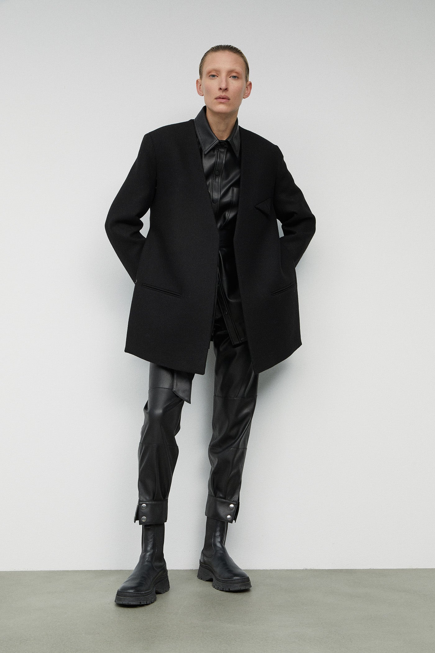 Chaquetón de lana con aberturas laterales de Sfera (79,99 euros).