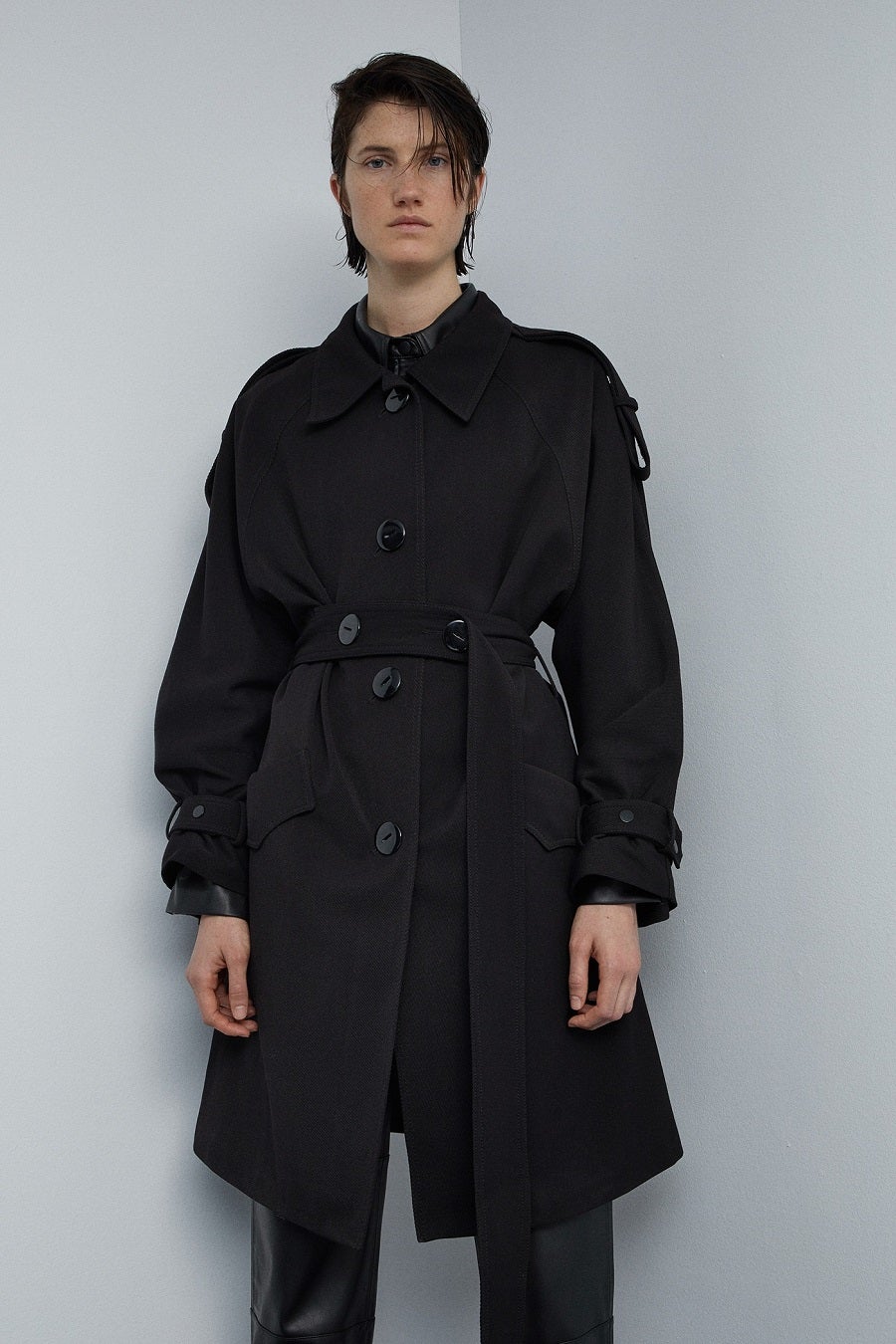 Abrigo estilo trench fluido con cinturón y cierre de botones. De Sfera. (69,99 euros).