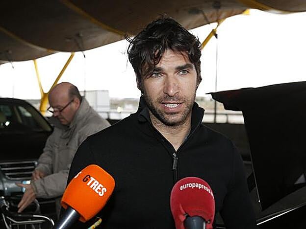 Cayetano Rivera muestra su cabreo a su llegada al aeropuerto de Madrid tras la publicación de las fotos junto a Karelys Rodríguez.