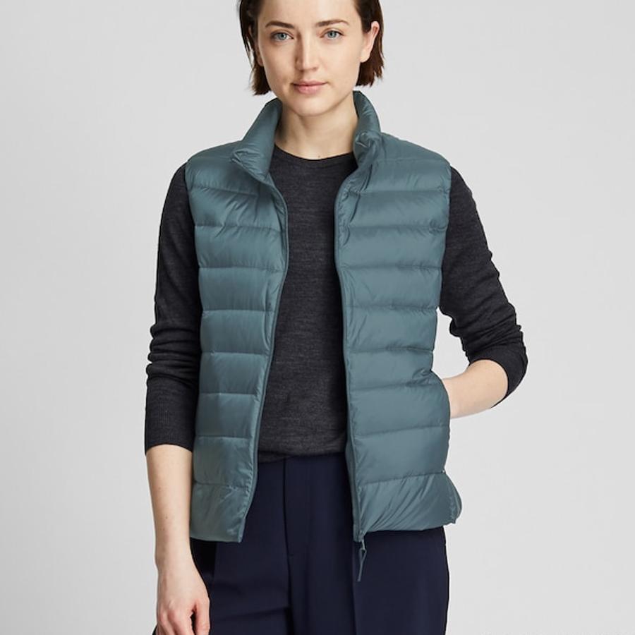 ¿Eres amante de los básicos? Este sencillo chaleco es un fondo de armario perfecto para llevar debajo de los abrigos para un extra de calor. De Uniqlo, (49,90 euros).