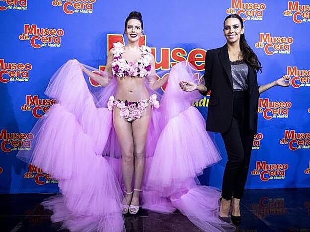 Cristina Pedroche posa junto a su réplica que ya se puede visitar en el Museo de Cera de Madrid.