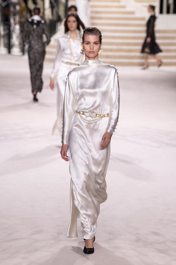 Este maravilloso vestido de satén blanco con detalles joya que se inspira en el glamour de las grandes top models de los '90.