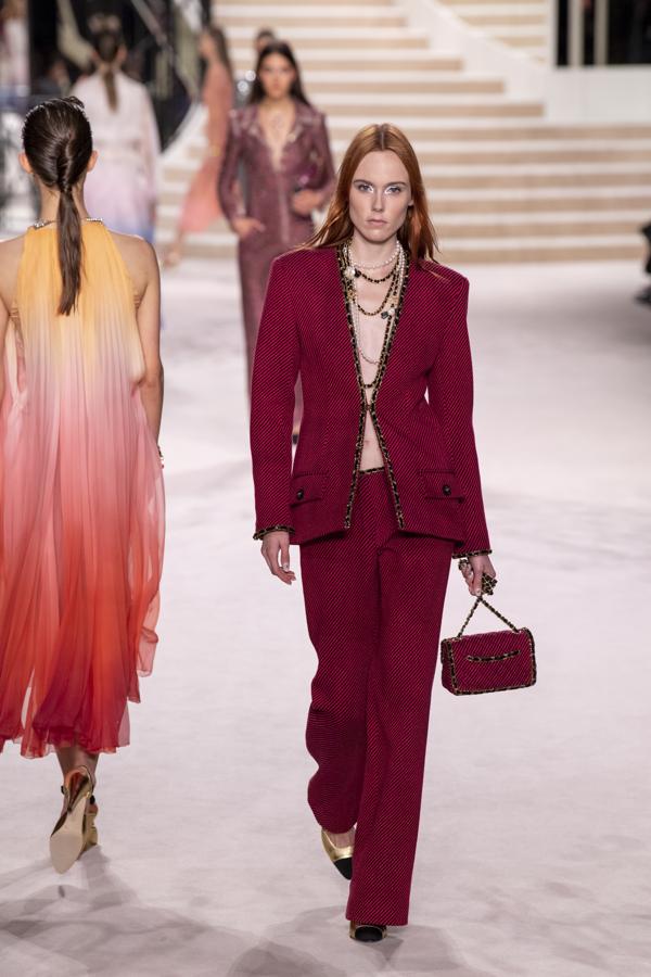 Este traje único con su ribete de cadenas que consolida la idea de que este año, los dos piezas , se llevan sin nada debajo.