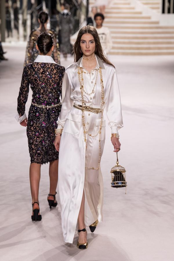 Este vestido camisero en satén blanco adornado con un juego de superposiciones de joyas absolutamente mágico.