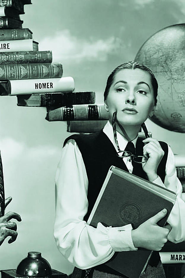 Joan Fontaine con una torre de clásicos.